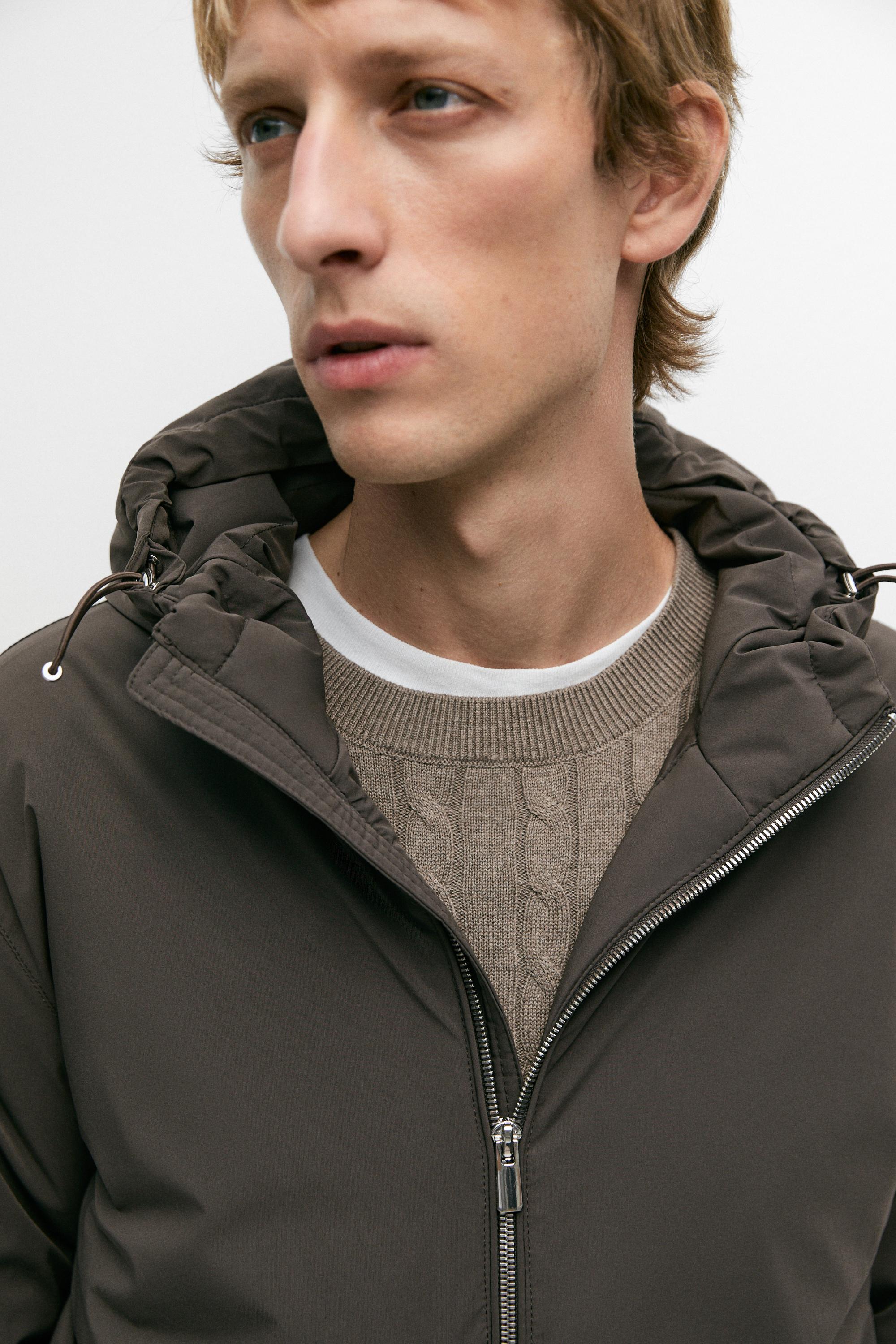 Lightweight hooded down jacket